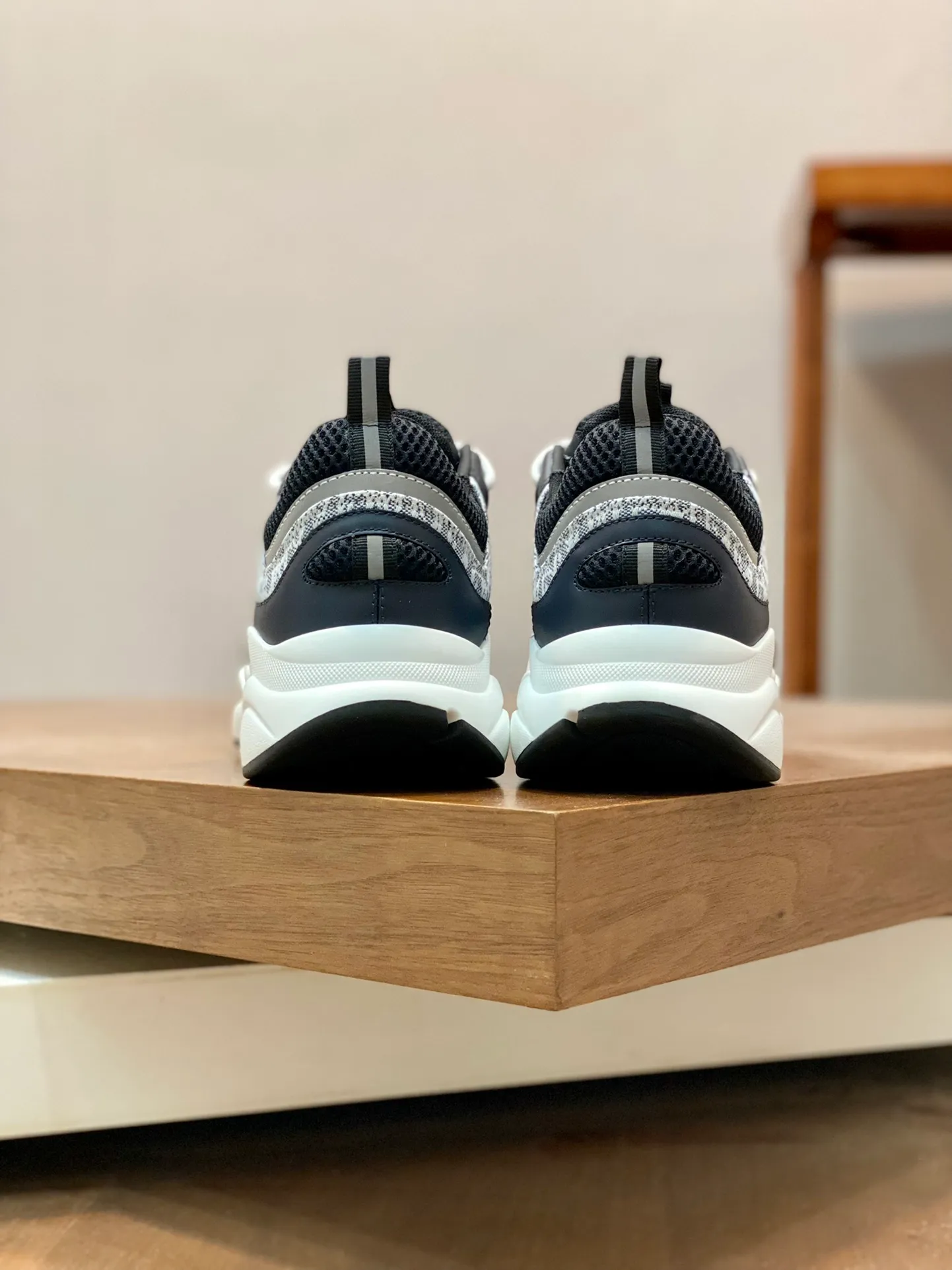 Factory price: 500💰 Dior B22 men's jogging fashion sneakers. This item draws inspiration from retro jogging shoes. It adopts a thick low-top design, with an upper made of leather and mesh fabric, and a black and white engraved rubber sole. The side is decorated with an embossed "Di~r" logo. Code number: 38-45 (38, 45, 46 can be customized)